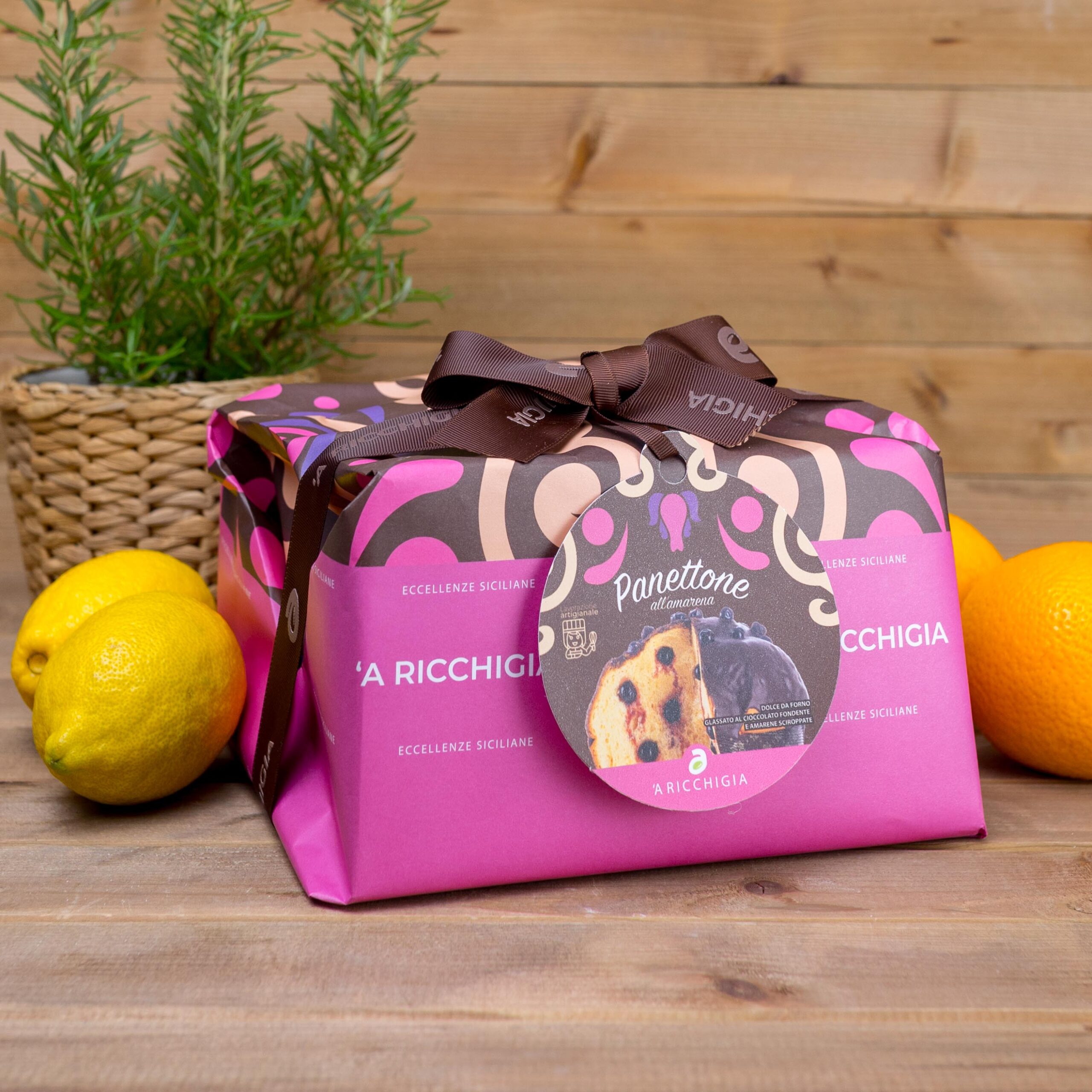 Ciasto Panettone z wiśniami i polewą z gorzkiej czekolady 750g 'A Ricchigia